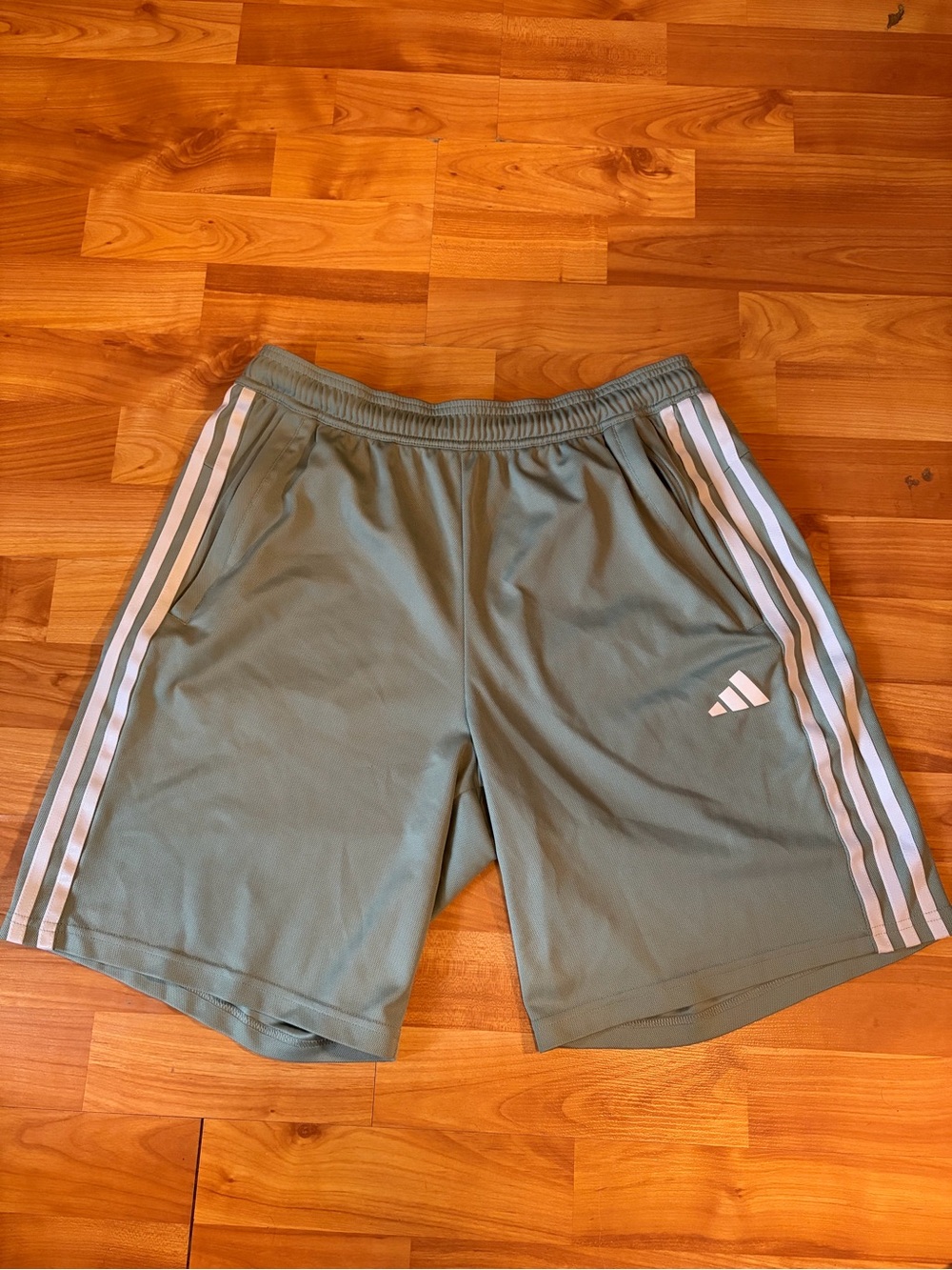 Adidas Men’s Classic Fit AEROREADY 3Stripes 10" Training Shorts Silver Green/Wht